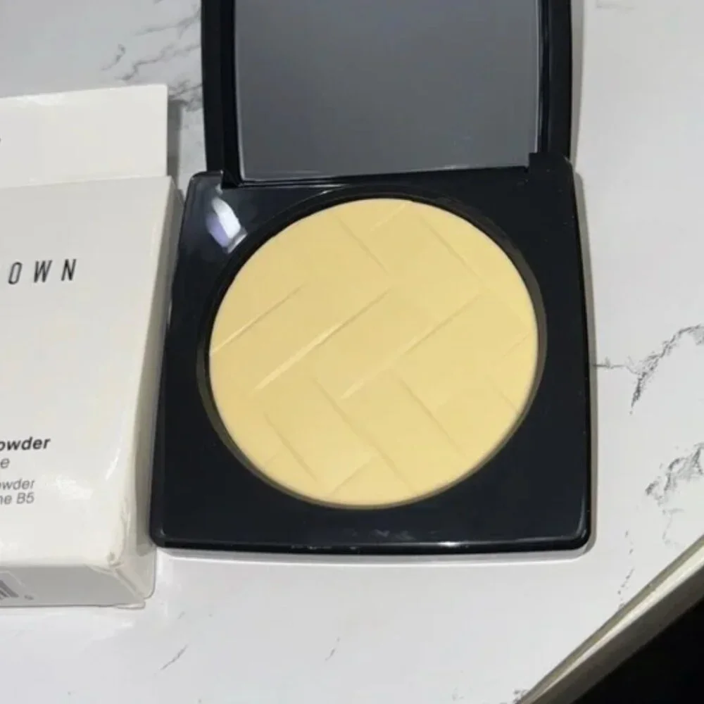 *BNIB* Bobbi Brown vitamin enriched press powder: Yellow